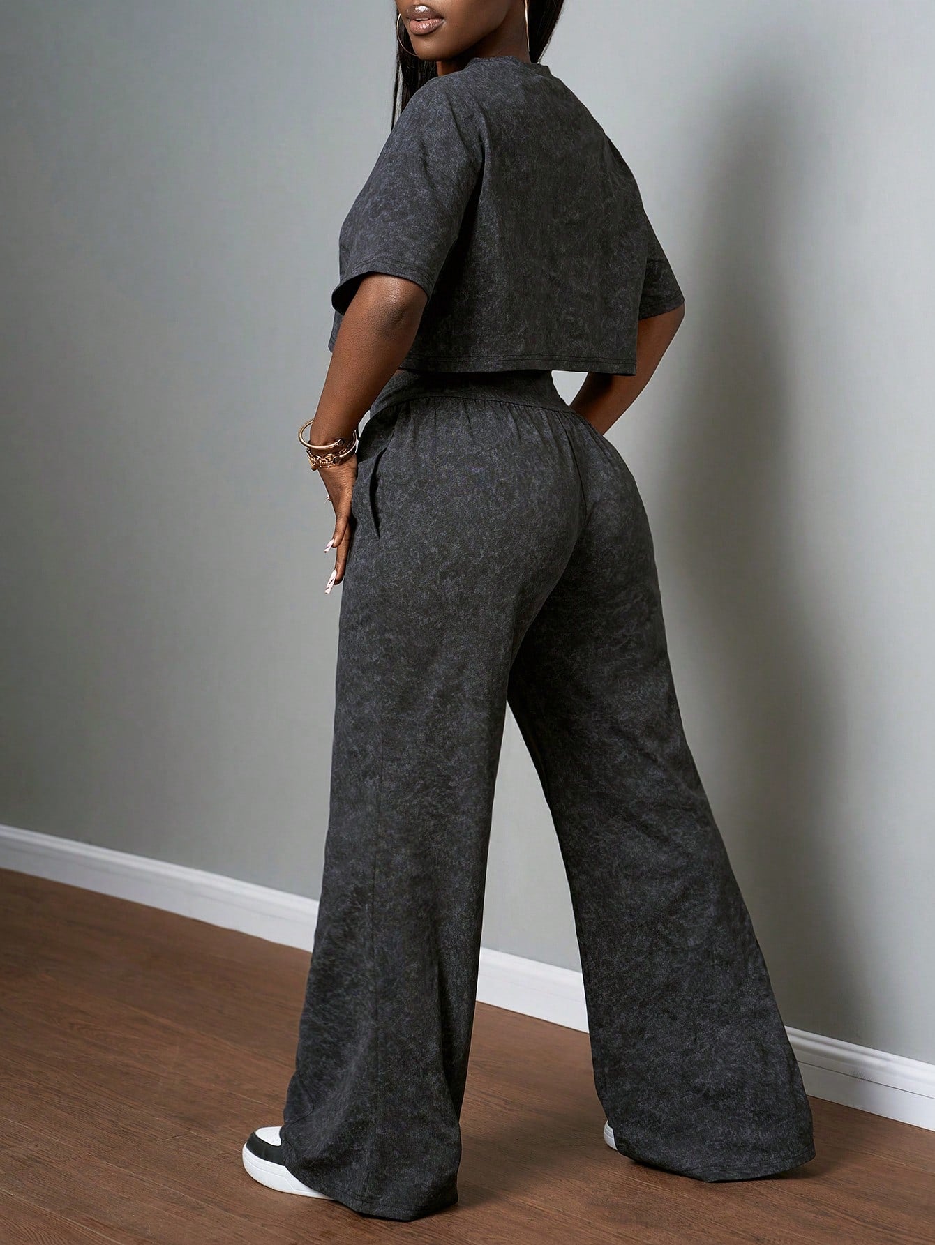 Slaydiva 2025 Spring and Summer New All-Match Casual Street Style Black and Gray Snowflake Fabric, round Neck Loose Short-Sleeved T-Shirt + High Waist Strap Flared Trousers Ladies Two-Piece Suit, Suitable for Music Festivals, Easter, St. Patrick, Daily Outings, Parties, Graduation Season, Sports and Leisure