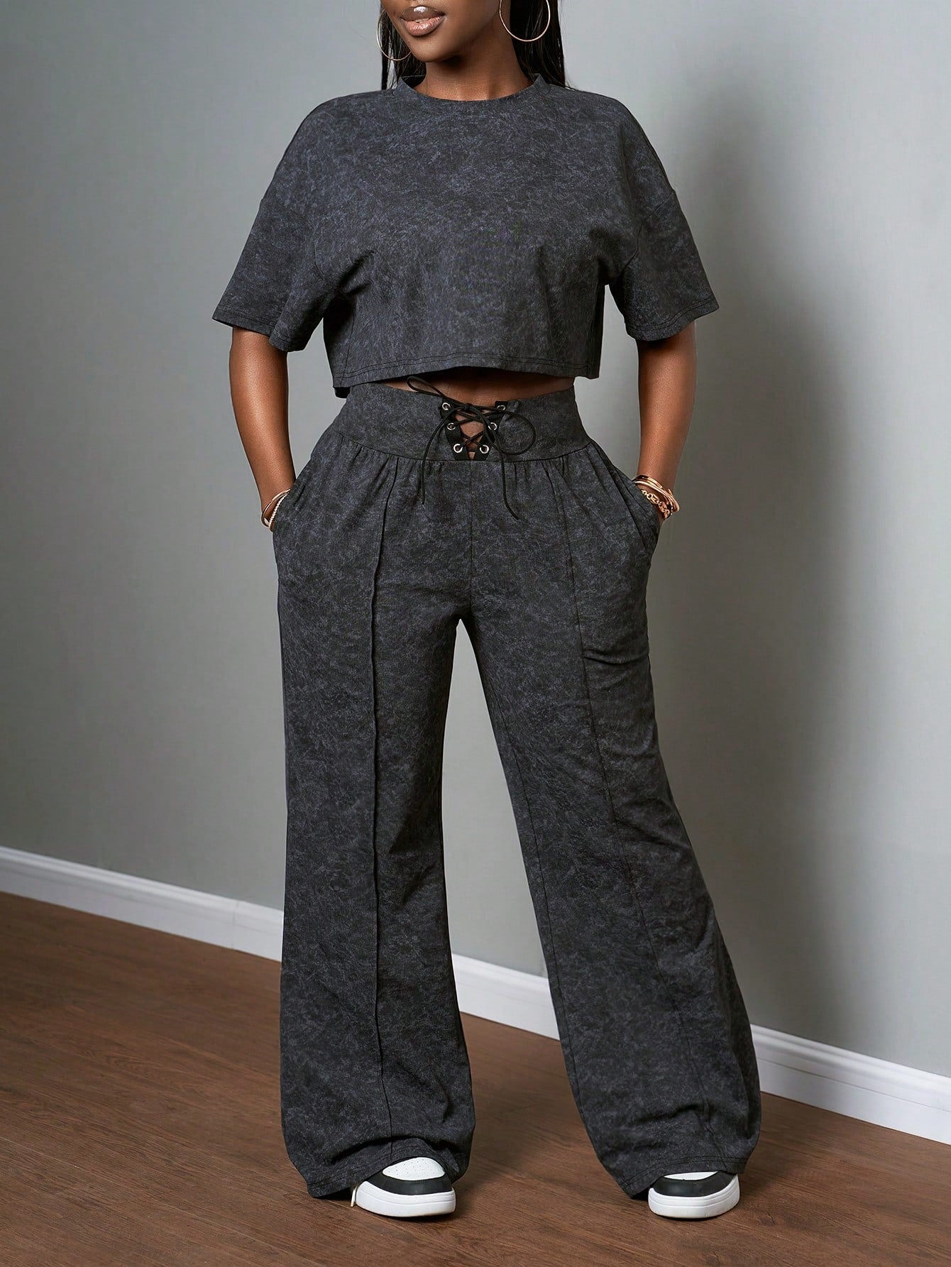 Slaydiva 2025 Spring and Summer New All-Match Casual Street Style Black and Gray Snowflake Fabric, round Neck Loose Short-Sleeved T-Shirt + High Waist Strap Flared Trousers Ladies Two-Piece Suit, Suitable for Music Festivals, Easter, St. Patrick, Daily Outings, Parties, Graduation Season, Sports and Leisure