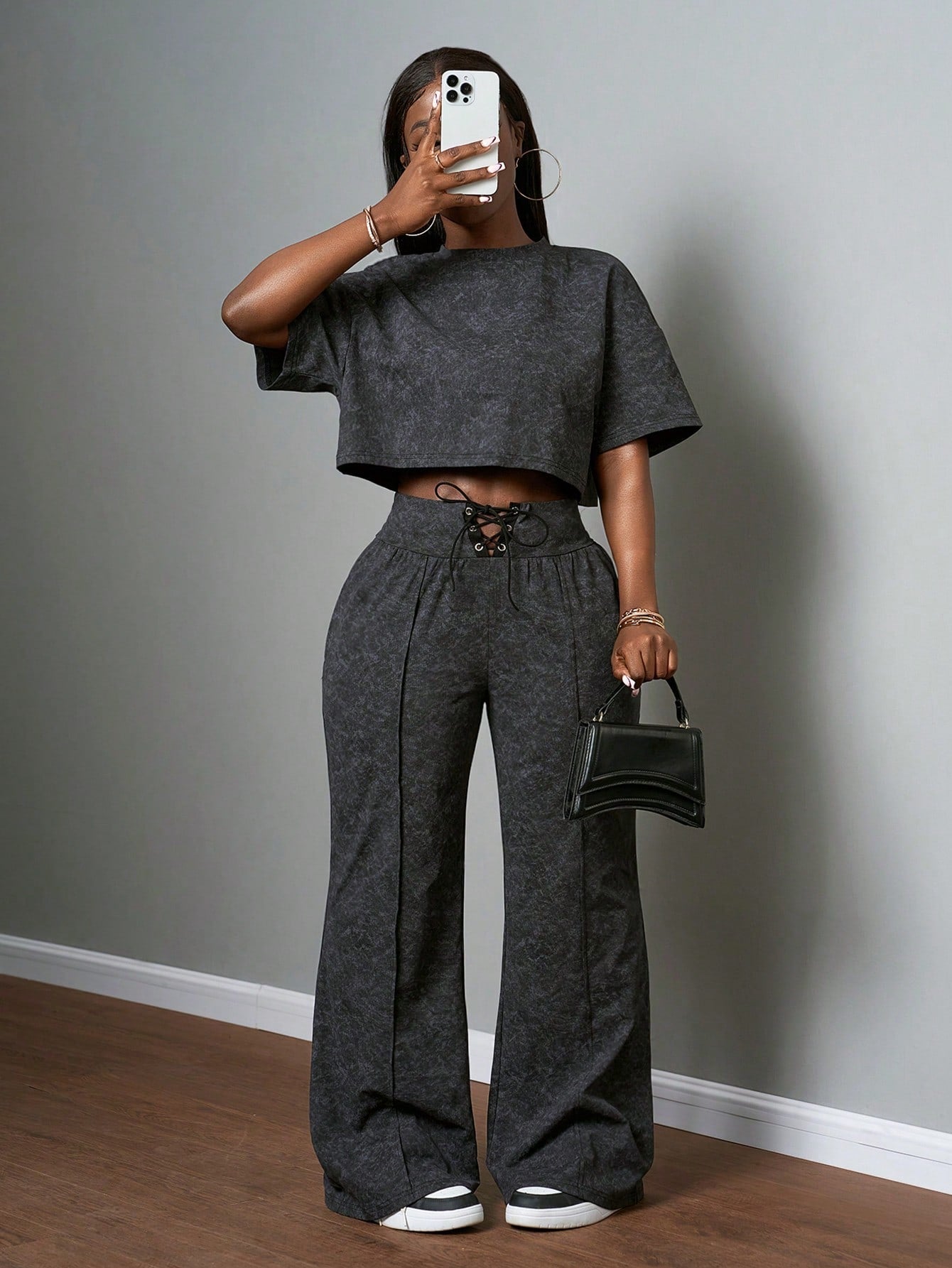 Slaydiva 2025 Spring and Summer New All-Match Casual Street Style Black and Gray Snowflake Fabric, round Neck Loose Short-Sleeved T-Shirt + High Waist Strap Flared Trousers Ladies Two-Piece Suit, Suitable for Music Festivals, Easter, St. Patrick, Daily Outings, Parties, Graduation Season, Sports and Leisure