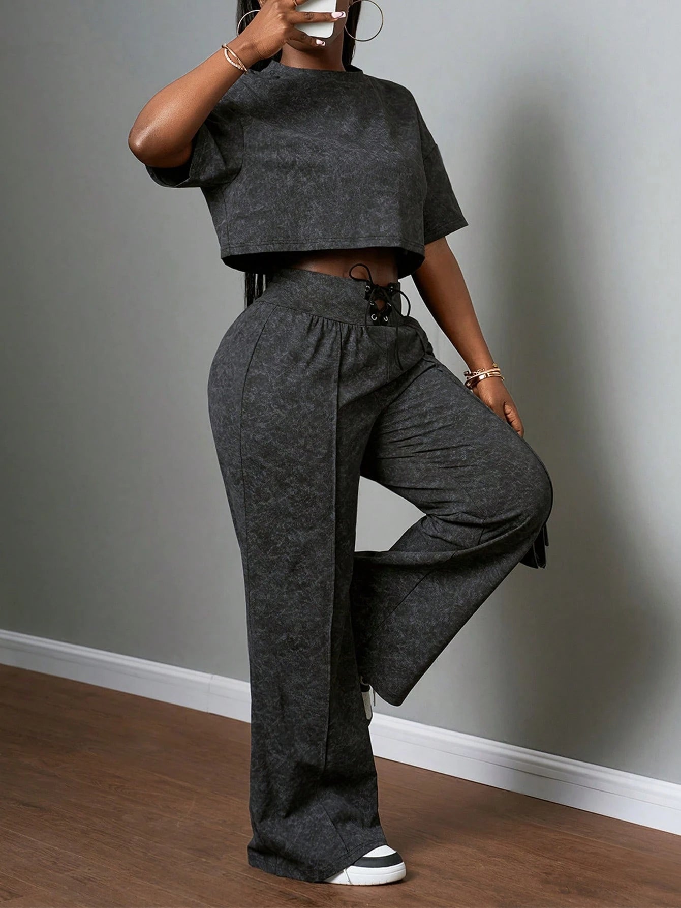 Slaydiva 2025 Spring and Summer New All-Match Casual Street Style Black and Gray Snowflake Fabric, round Neck Loose Short-Sleeved T-Shirt + High Waist Strap Flared Trousers Ladies Two-Piece Suit, Suitable for Music Festivals, Easter, St. Patrick, Daily Outings, Parties, Graduation Season, Sports and Leisure