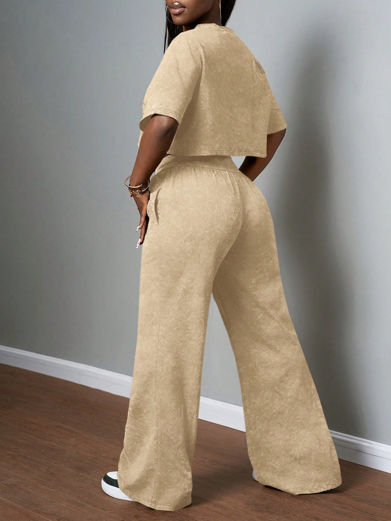 Slaydiva 2025 Spring and Summer New All-Match Casual Street Style Black and Gray Snowflake Fabric, round Neck Loose Short-Sleeved T-Shirt + High Waist Strap Flared Trousers Ladies Two-Piece Suit, Suitable for Music Festivals, Easter, St. Patrick, Daily Outings, Parties, Graduation Season, Sports and Leisure