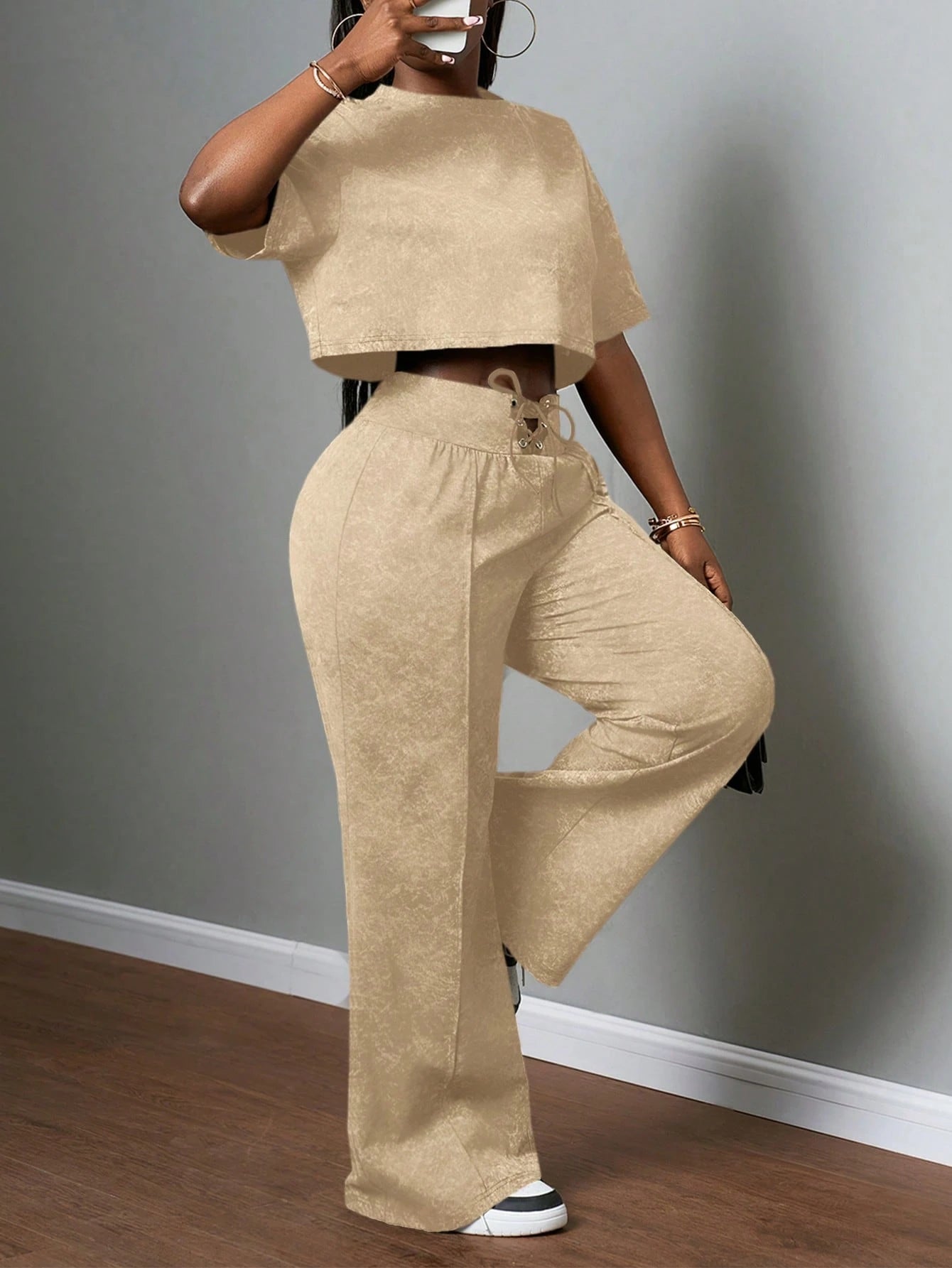 Slaydiva 2025 Spring and Summer New All-Match Casual Street Style Black and Gray Snowflake Fabric, round Neck Loose Short-Sleeved T-Shirt + High Waist Strap Flared Trousers Ladies Two-Piece Suit, Suitable for Music Festivals, Easter, St. Patrick, Daily Outings, Parties, Graduation Season, Sports and Leisure