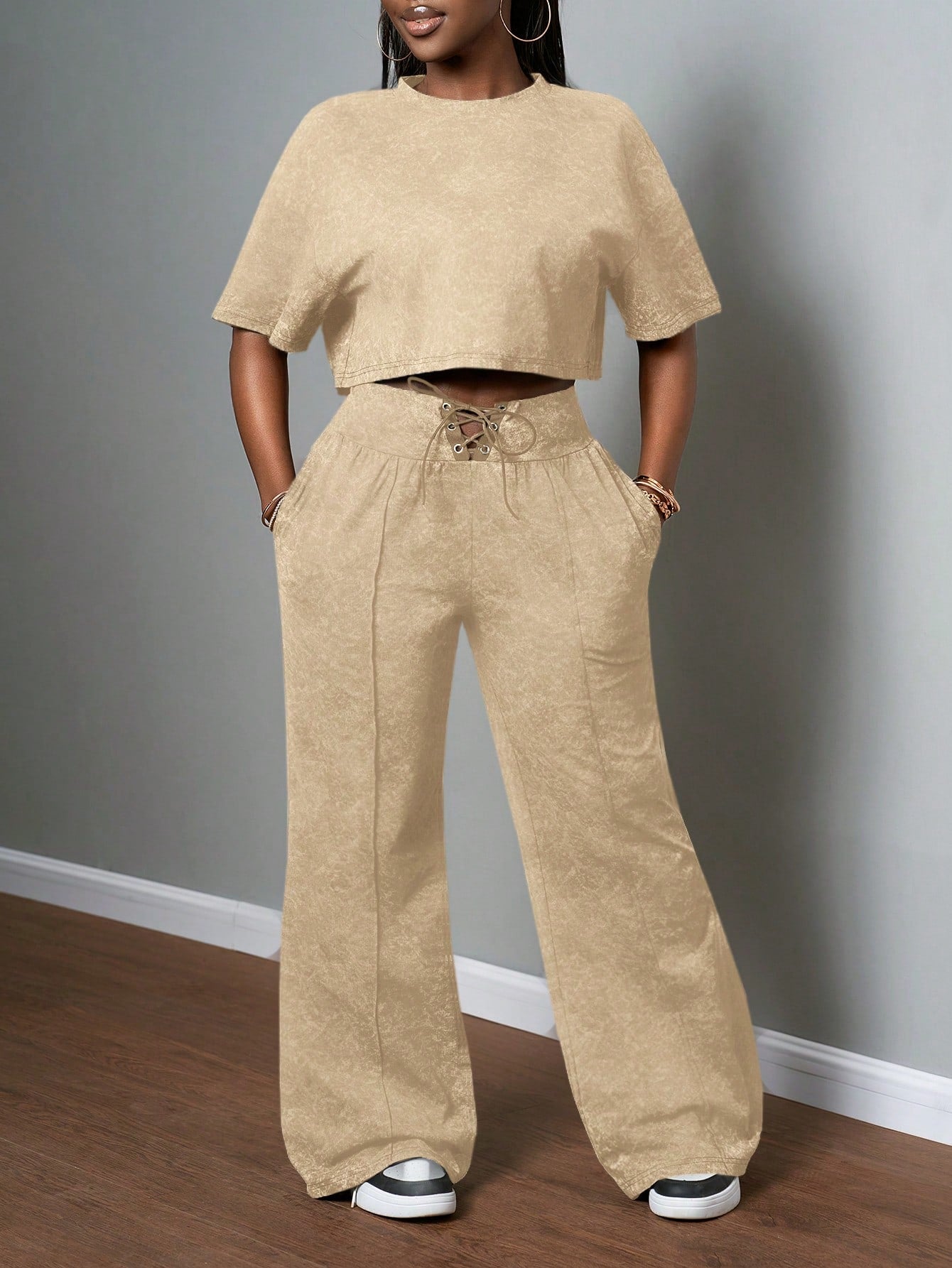 Slaydiva 2025 Spring and Summer New All-Match Casual Street Style Black and Gray Snowflake Fabric, round Neck Loose Short-Sleeved T-Shirt + High Waist Strap Flared Trousers Ladies Two-Piece Suit, Suitable for Music Festivals, Easter, St. Patrick, Daily Outings, Parties, Graduation Season, Sports and Leisure