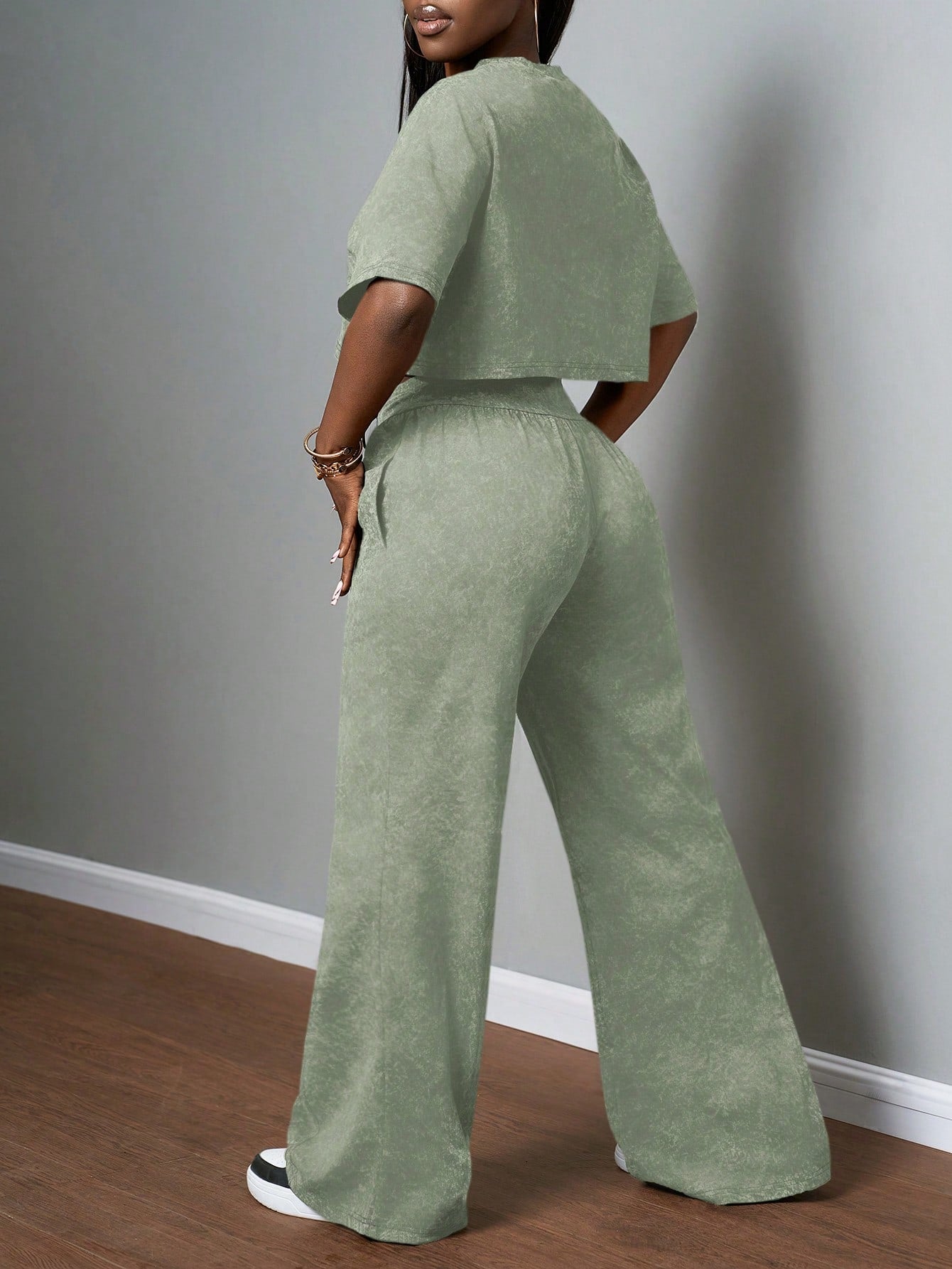 Slaydiva 2025 Spring and Summer New All-Match Casual Street Style Black and Gray Snowflake Fabric, round Neck Loose Short-Sleeved T-Shirt + High Waist Strap Flared Trousers Ladies Two-Piece Suit, Suitable for Music Festivals, Easter, St. Patrick, Daily Outings, Parties, Graduation Season, Sports and Leisure