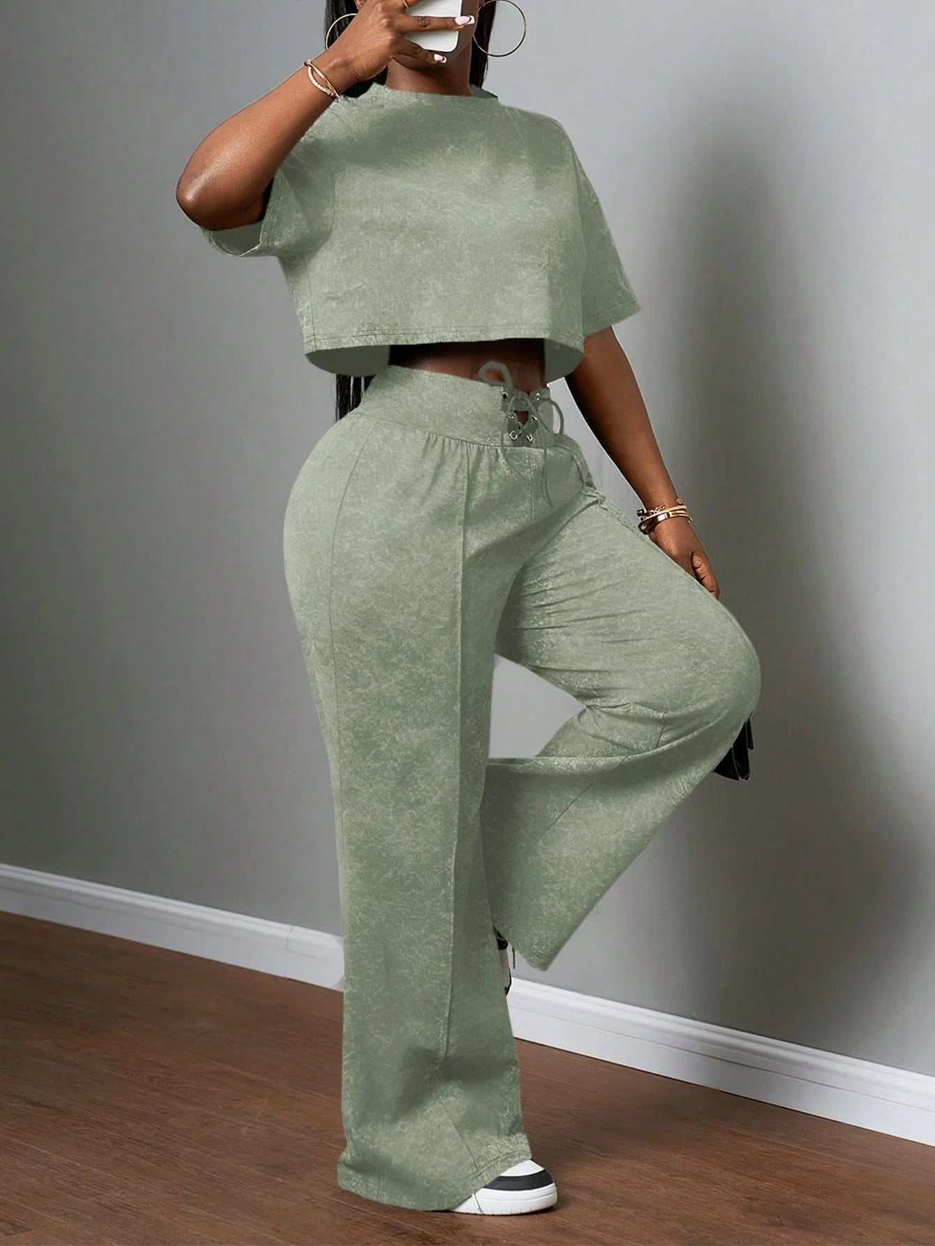 Slaydiva 2025 Spring and Summer New All-Match Casual Street Style Black and Gray Snowflake Fabric, round Neck Loose Short-Sleeved T-Shirt + High Waist Strap Flared Trousers Ladies Two-Piece Suit, Suitable for Music Festivals, Easter, St. Patrick, Daily Outings, Parties, Graduation Season, Sports and Leisure