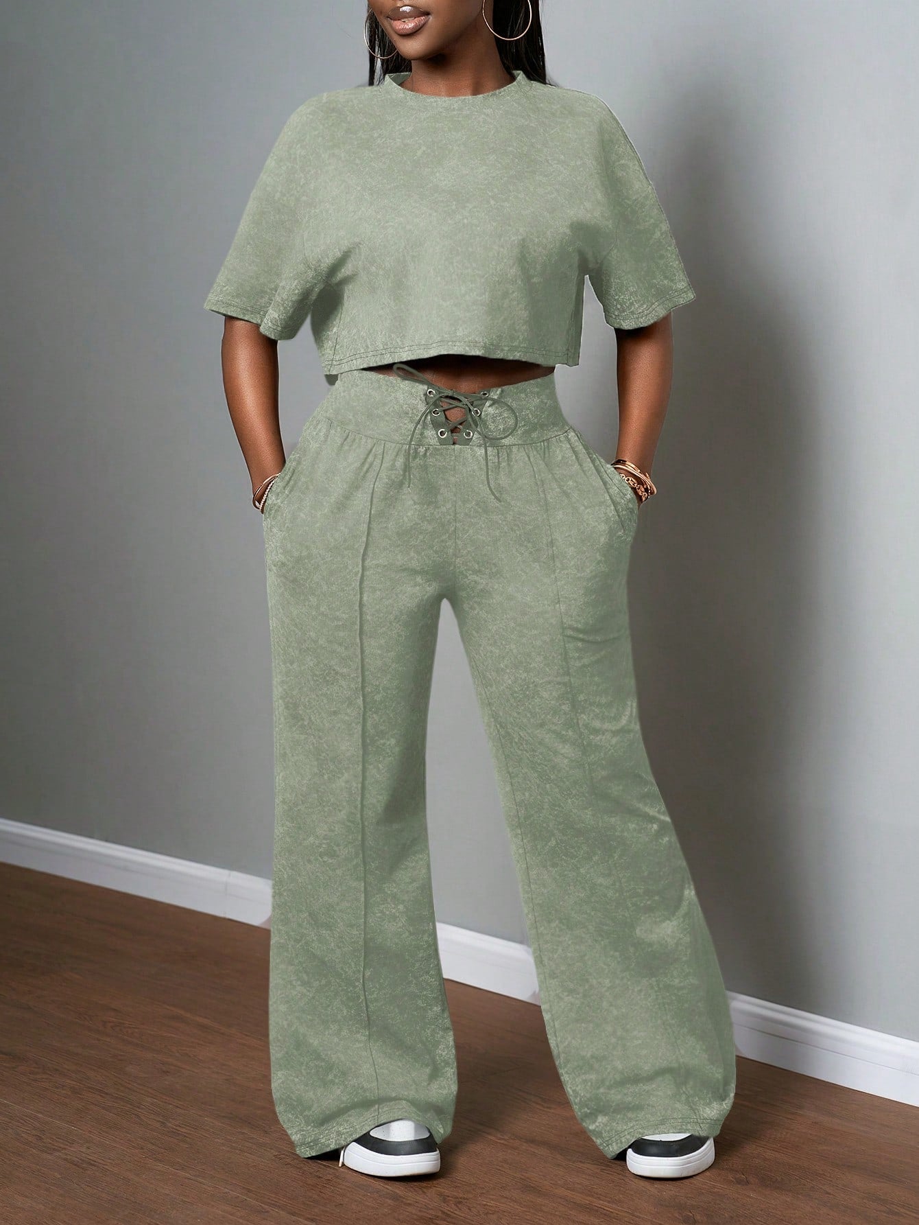 Slaydiva 2025 Spring and Summer New All-Match Casual Street Style Black and Gray Snowflake Fabric, round Neck Loose Short-Sleeved T-Shirt + High Waist Strap Flared Trousers Ladies Two-Piece Suit, Suitable for Music Festivals, Easter, St. Patrick, Daily Outings, Parties, Graduation Season, Sports and Leisure