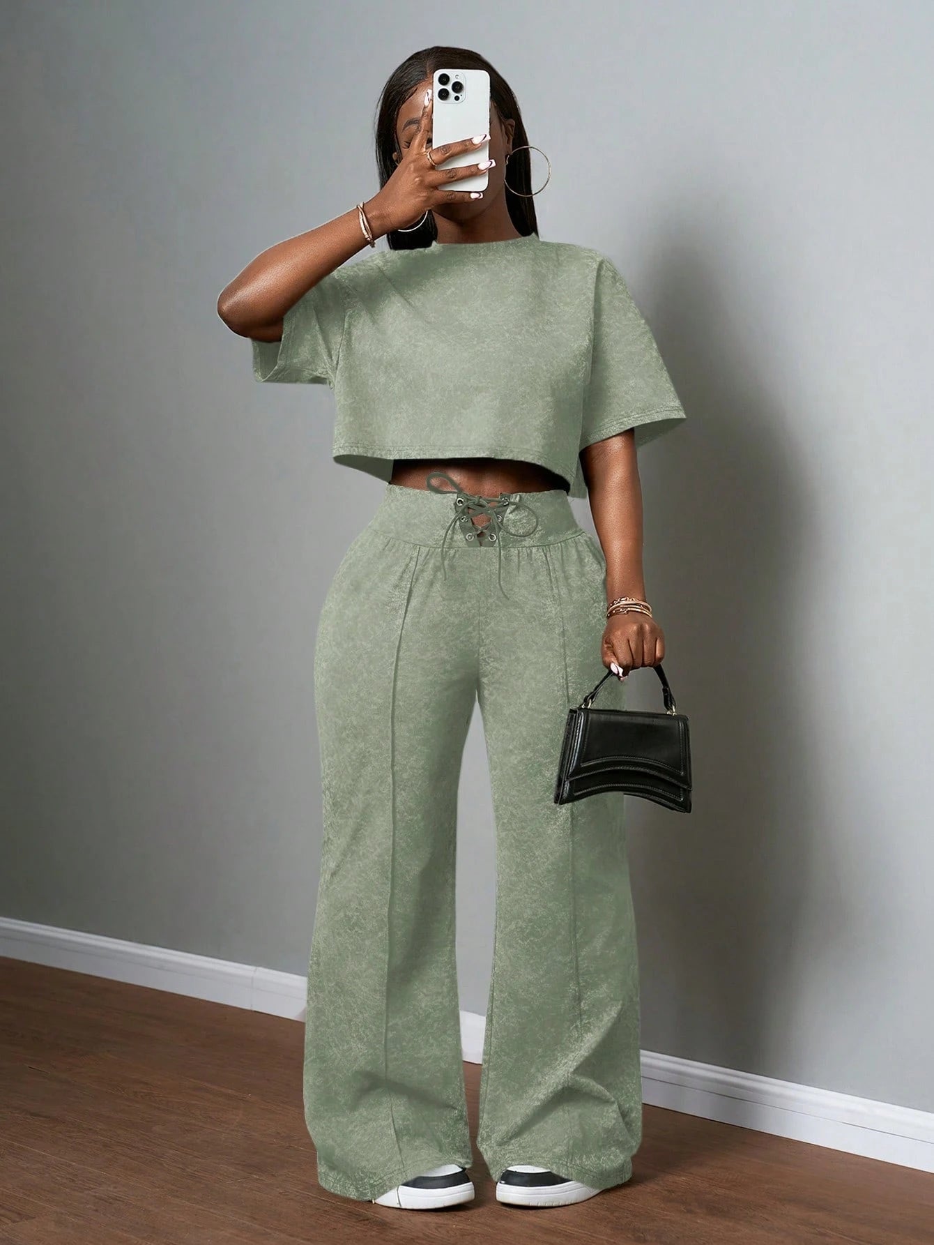 Slaydiva 2025 Spring and Summer New All-Match Casual Street Style Black and Gray Snowflake Fabric, round Neck Loose Short-Sleeved T-Shirt + High Waist Strap Flared Trousers Ladies Two-Piece Suit, Suitable for Music Festivals, Easter, St. Patrick, Daily Outings, Parties, Graduation Season, Sports and Leisure