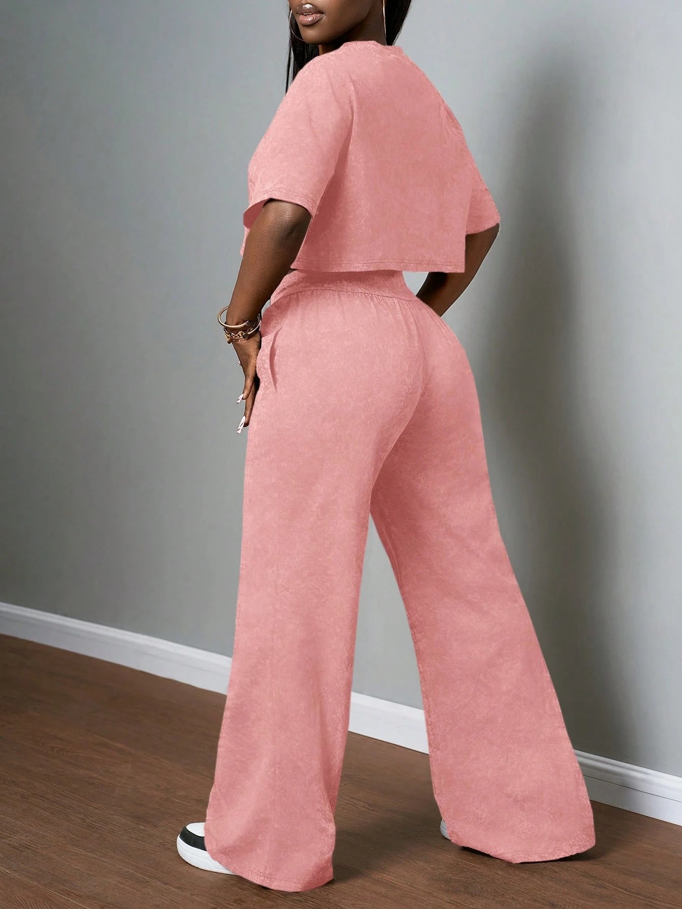 Slaydiva 2025 Spring and Summer New All-Match Casual Street Style Black and Gray Snowflake Fabric, round Neck Loose Short-Sleeved T-Shirt + High Waist Strap Flared Trousers Ladies Two-Piece Suit, Suitable for Music Festivals, Easter, St. Patrick, Daily Outings, Parties, Graduation Season, Sports and Leisure