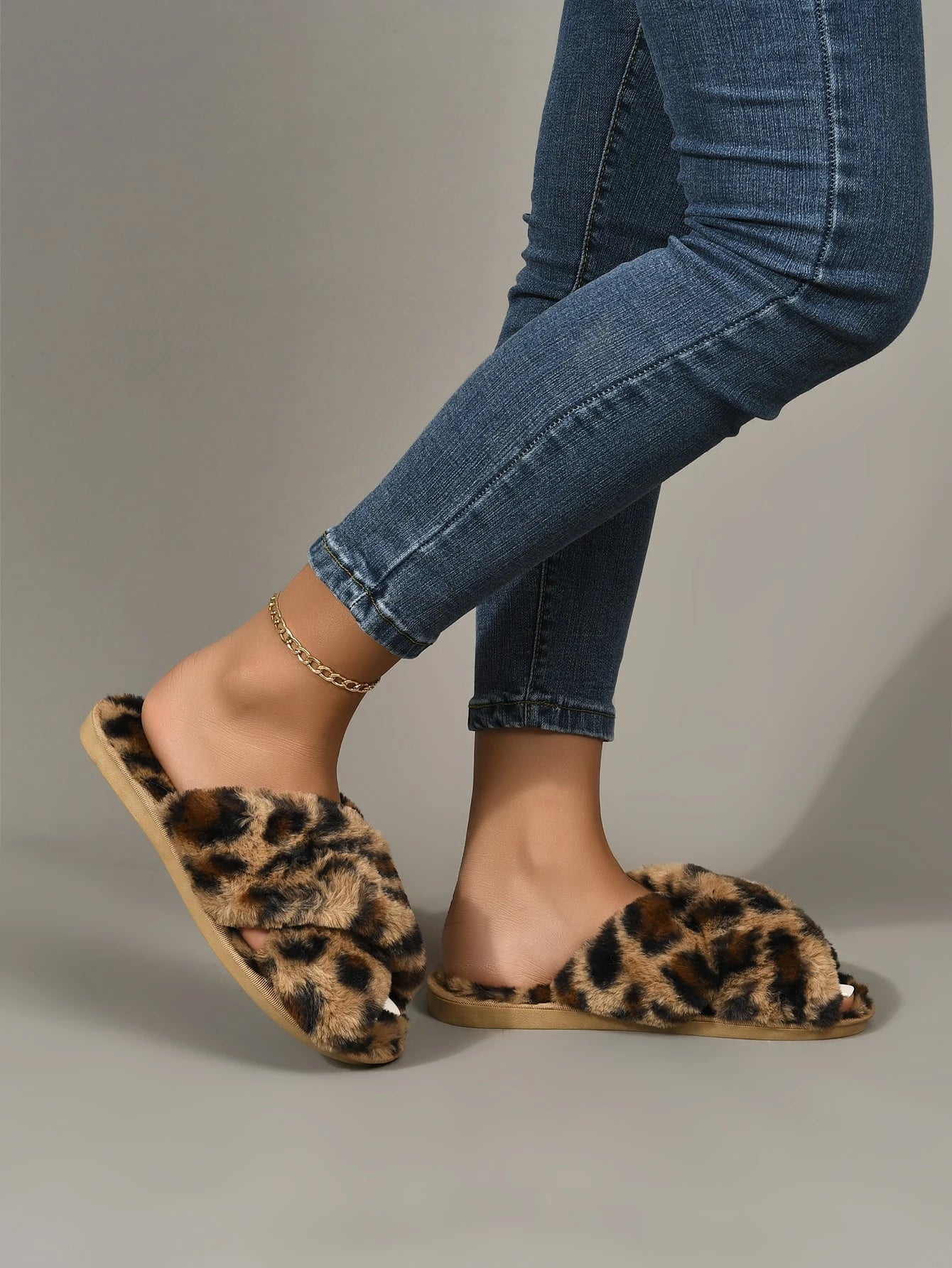 Leopard Graphic Fluffy Bedroom Slippers,Women'S Winter Warm and Fashionable Random Leopard Pattern Home Slippers Cross-Band Artificial Fur Material TPR Sole Brown Slippers