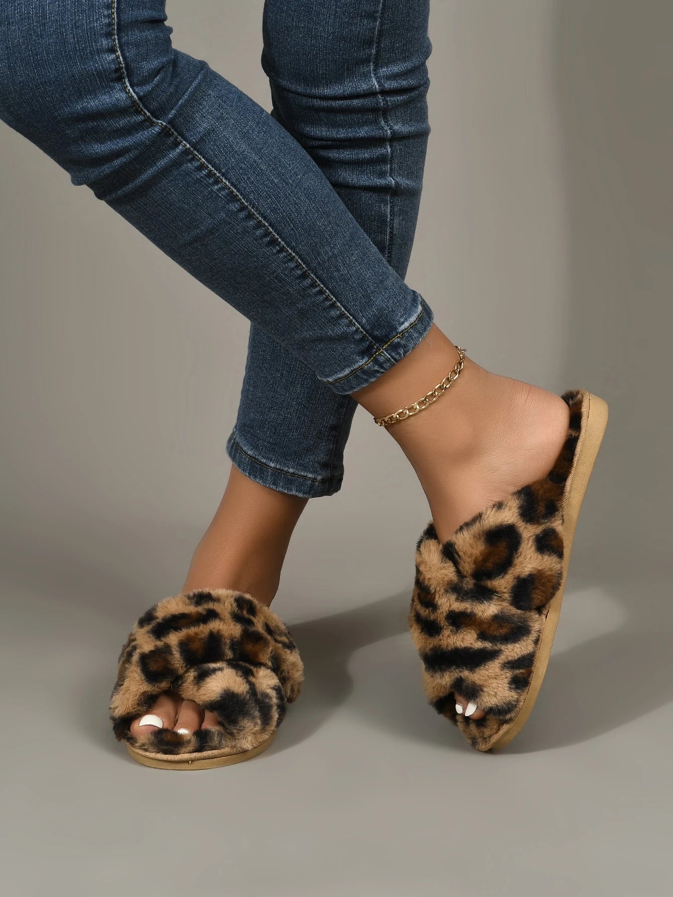 Leopard Graphic Fluffy Bedroom Slippers,Women'S Winter Warm and Fashionable Random Leopard Pattern Home Slippers Cross-Band Artificial Fur Material TPR Sole Brown Slippers