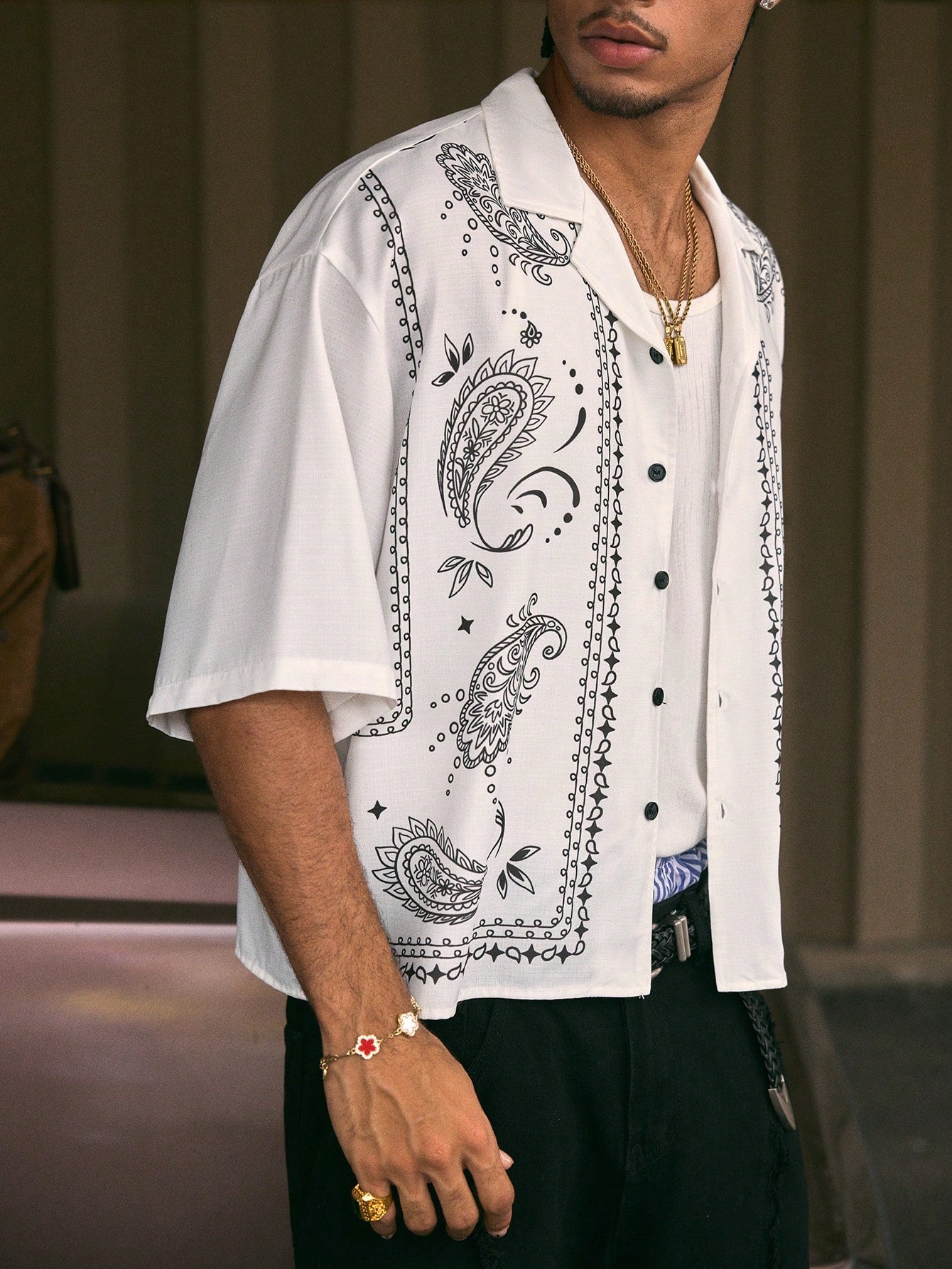 AXEPEAK Short Sleeve Oversized Cropped Digital Print Men'S Summer Holiday White Shirt, Streetwear Style