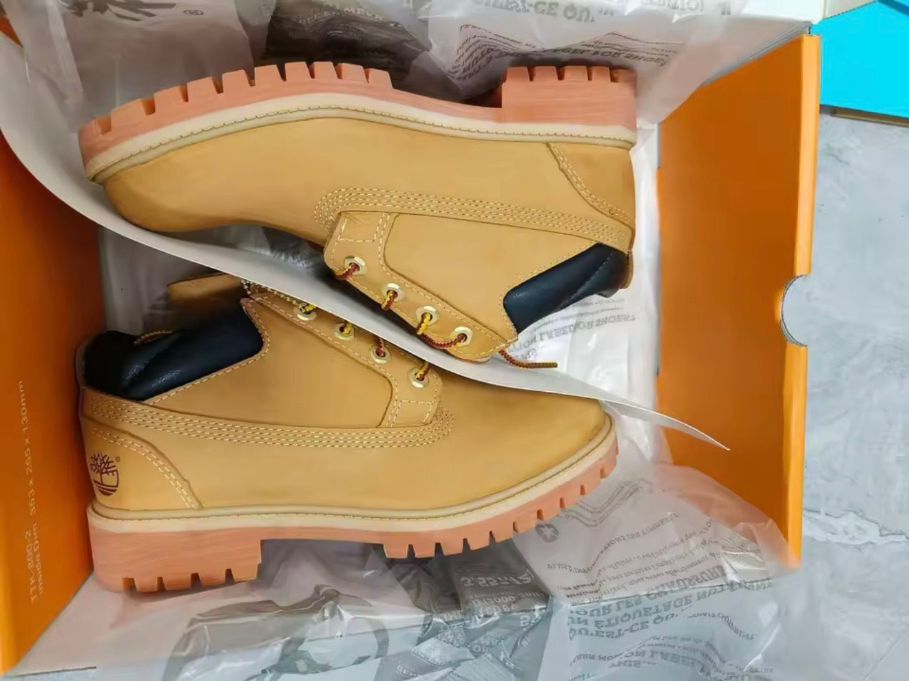 Kick-resistant classic yellow boots for outdoor sport camping, mountaineering, waterproof and comfortable for both men and women