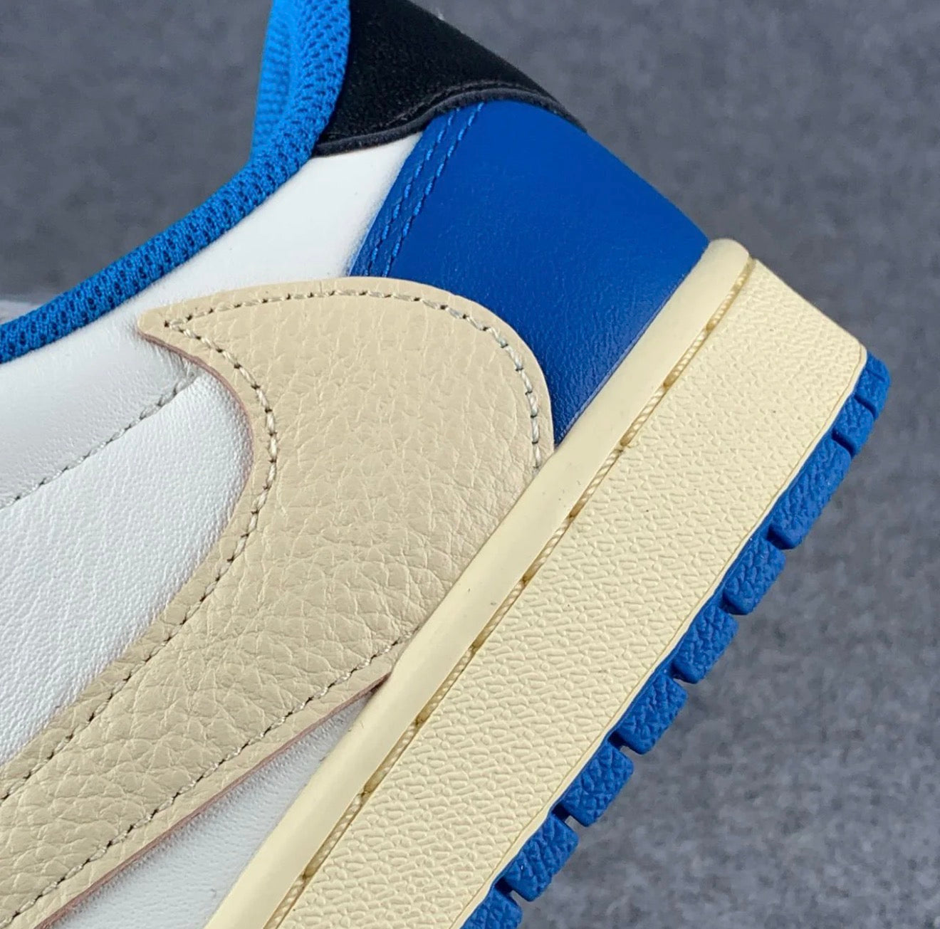 Fragment Design x Travis Scott x Air
Jordan 1 Retro Low
