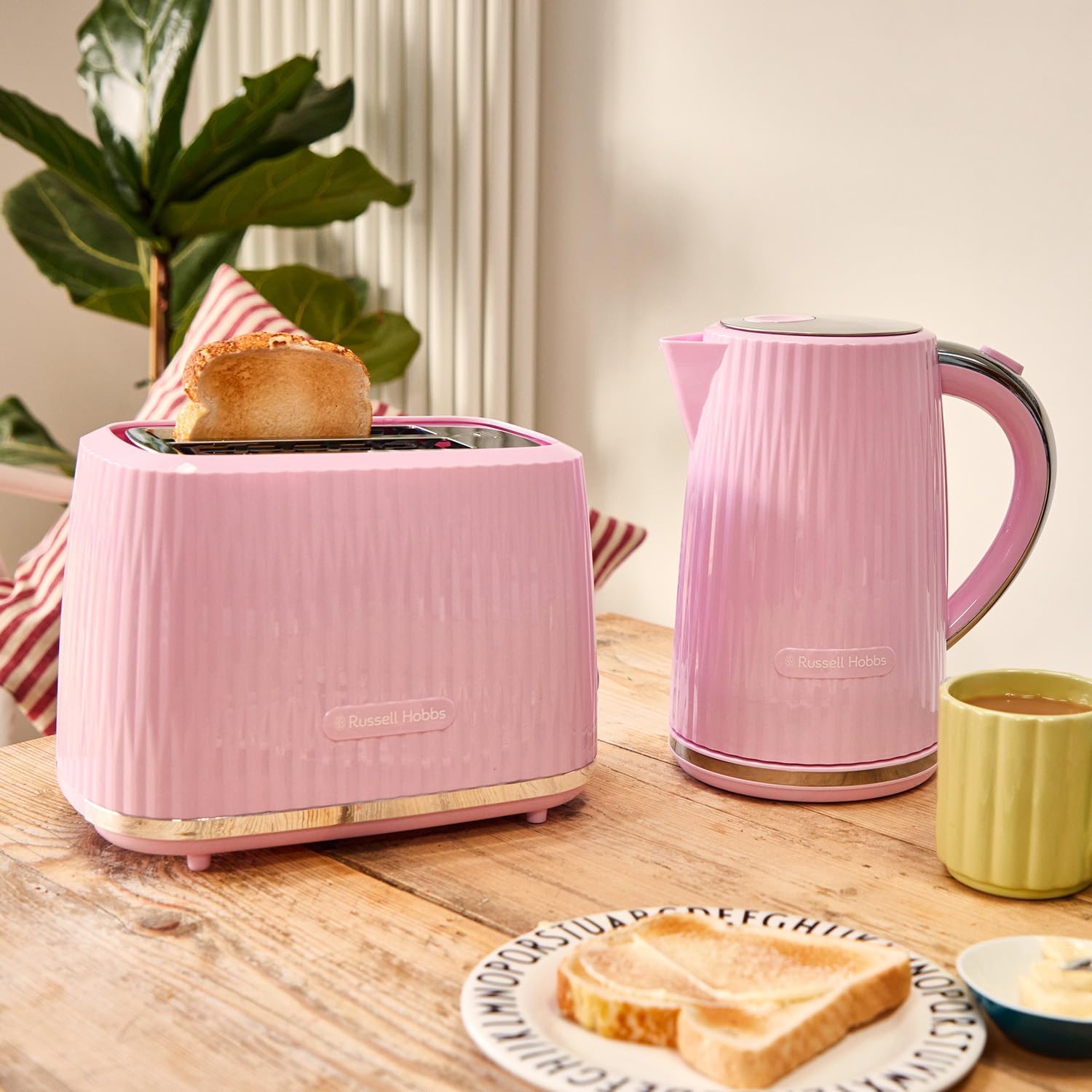 Russell Hobbs Electric Kettle (Hot Water, Tea or Coffee, 1.7L, Push to Open Lid, Perfect Pour Spout, Removable Washable Filter, Illuminated Switch, Chrome Accents, Raspberry, 3000W) Eden 27362