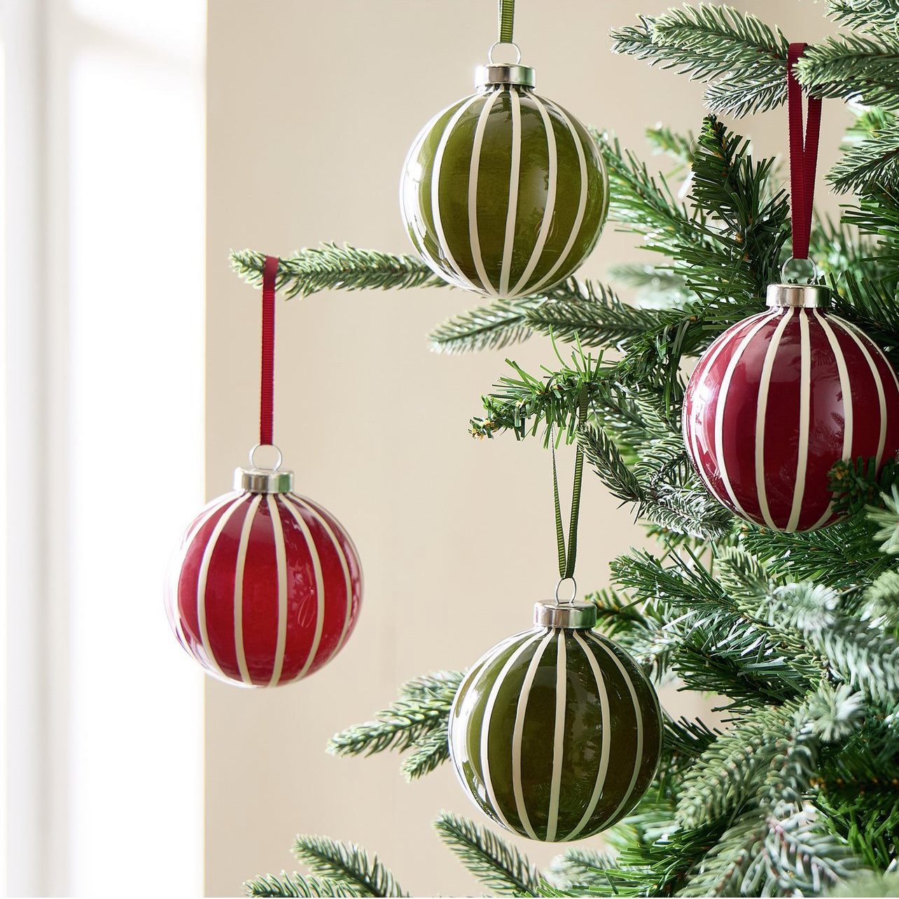 Pack of 4 Glass Christmas Bauble - Multicolour