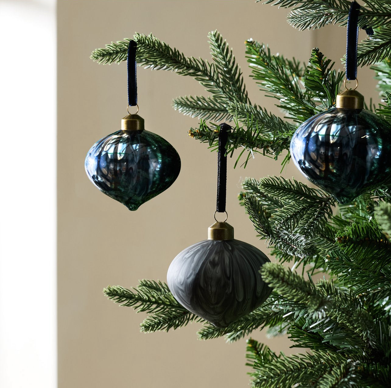 Pack of 3 Glass Christmas Baubles -
Navy Blue
